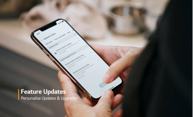 LG전자 소비자가 LG 씽큐 앱의 업그레이드 센터에서 새로운 기능을 다운로드받고 있다. 사진제공=LG전자