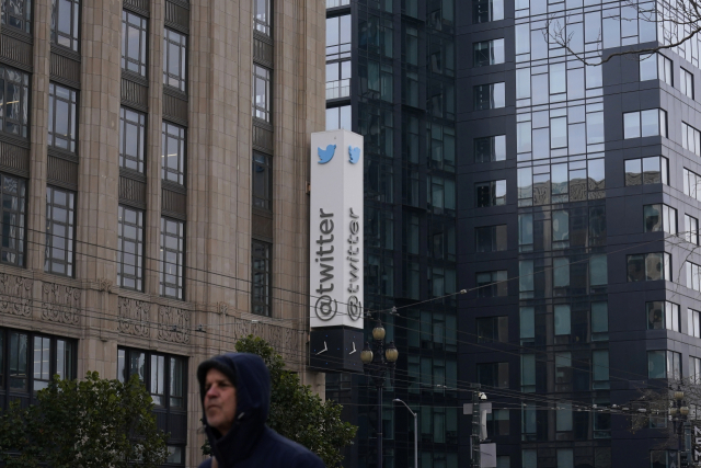 미국 샌프란시스코에 있는 트위터 본사 앞으로 행인들이 걸어가고 있다. 최근 트위터가 3700여 명을 해고하는 등 실리콘밸리 기업들이 정리해고에 나서고 있지만 해고 근로자들의 대부분은 3개월 내 새 직장을 구한 것으로 나타났다. AP연합뉴스.
