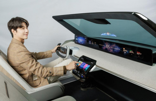 LG디스플레이 모델이 차량용 P-OLED로 구성된 디지털 콕핏을 소개하고 있다. 사진 제공=LG디스플레이