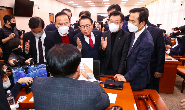 국민의힘 소속 국회 농림축산식품해양수산위원회 위원들이 28일 국회에서 열린 농해수위 전체회의에서 양곡관리법 개정안의 본회의 직회부 안건 처리에 대해 소병훈 위원장에게 항의하고 있다. 권욱 기자