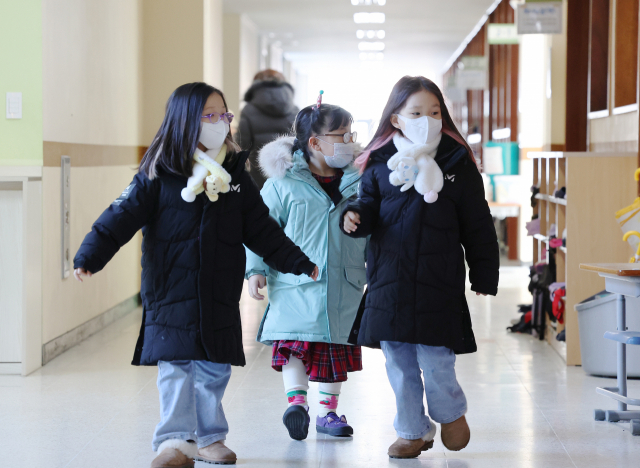 예비 초등학생들이 교실을 둘러보고 있다. 연합뉴스