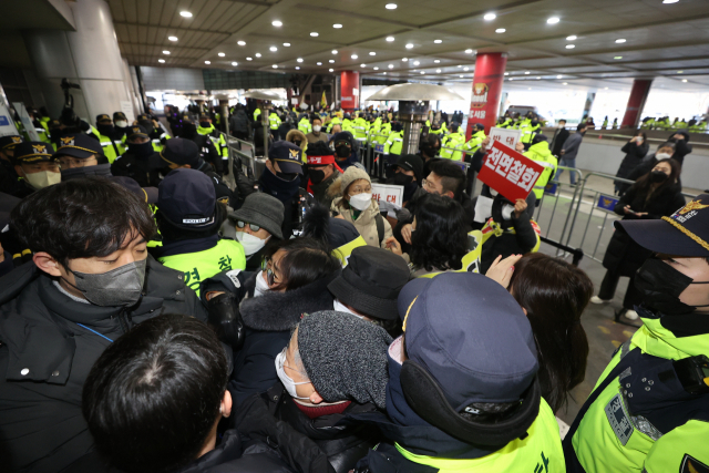 28일 오전 마포 소각장 백지화 투쟁본부 관계자들이 서울 마포구 월드컵경기장에서 마포구 소각장 주민설명회장 진입을 시도하고 있다. 연합뉴스