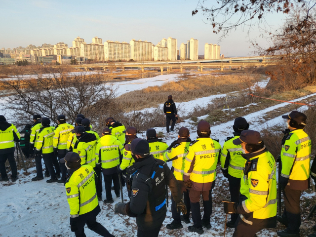 27일 오후 경기 파주시의 한 강가에서 경찰이 살해당한 50대 여성의 시신을 찾기 위해 수색 중이다. 앞서 지난 25일 파주시에서 택시 기사를 살해한 혐의로 붙잡힌 30대 남성 피의자가 4개월 전에 전 여자친구인 50대 여성을 살해해 이 일대에 유기했다고 이날 자백했다. 연합뉴스