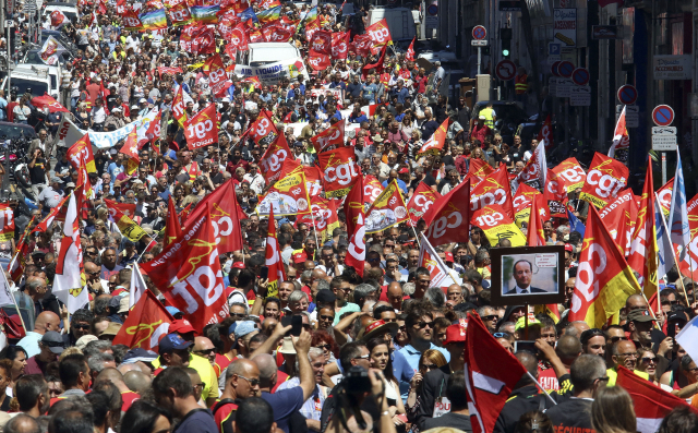 프랑스 마르세유에서 2016년 6월 14일 노동총연맹(CGT) 노조원들이 프랑수아 올랑드 당시 대통령의 노동법 개정 반대 시위를 벌이고 있다. AP연합뉴스