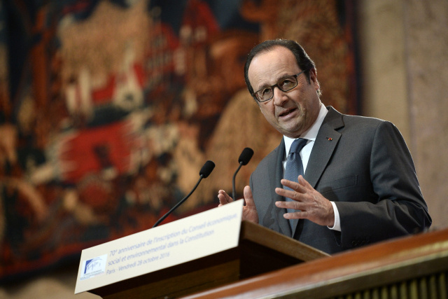 프랑수아 올랑드 전 프랑스 대통령이 2016년 10월 28일 파리에서 열린 경제사회환경위원회(CESE) 헌법 규정 70주년 기념 행사에 참석해 연설하고 있다. EPA연합뉴스