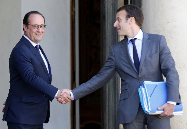 2015년 7월 31일(현지 시간) 에마뉘엘 마크롱(오른쪽) 당시 프랑스 경제장관이 프랑수아 올랑드 당시 대통령과 엘리제궁에서 악수하고 있다. AP연합뉴스