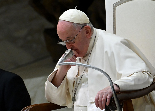 프란치스코 교황이 28일(현지시간) 바티칸 바오로 6세 홀에서 열린 일반 알현 중 전임 교황인 베네딕토 16세가 위중하다는 소식을 전하며 고개를 숙이고 있다. AFP연합뉴스