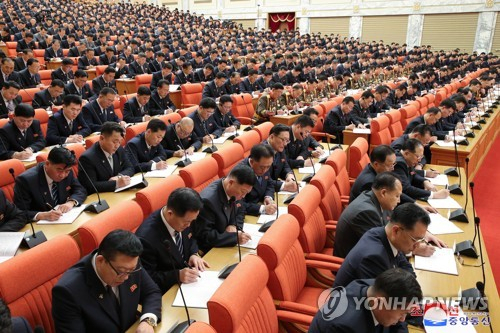 김정은 북한 국무위원장이 노동당 중앙위원회 전원회의 확대회의 사흘째인 28일 '보고'를 통해 당 조직의 역할 제고 방안을 제시했다./연합뉴스