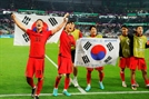 카타르 월드컵 16강행을 확정한 뒤 태극기를 들어 보이는 한국 축구 대표팀 선수들. 로이터연합뉴스