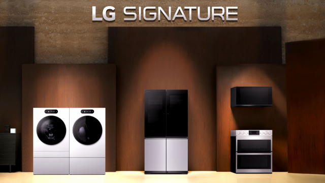 LG전자가 CES 2023에서 공개하는 LG 시그니처 2세대 제품 5종. 왼쪽부터 세탁기, 건조기, 듀얼 인스타뷰 냉장고, 후드 겸용 전자레인지(위), 더블 슬라이드인 오븐(아래). 사진제공=LG전자