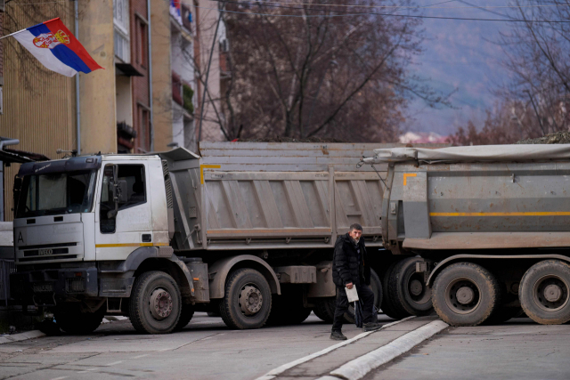 코소보 북부의 주요 도시인 미트로비차의 도로가 28일(현지 시간) 트럭 등으로 막혀 있다.AFP연합뉴스