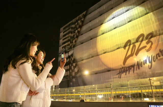 KT가 광화문 웨스트(WEST)사옥 미디어파사드에 가장 빠른 새해 첫 해를 볼 수 있는 해돋이 영상을 선보인다. 사진 제공=KT