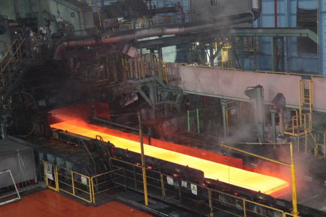 광양제철소 2열연공장에서 슬래브가 압연기를 통과하고 있는 모습. 사진 제공=광양제철소
