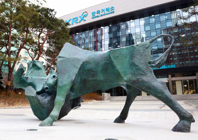 서울 여의도 한국거래소 앞마당에 설치된 ‘소와 곰상’. 사진제공=한국거래소