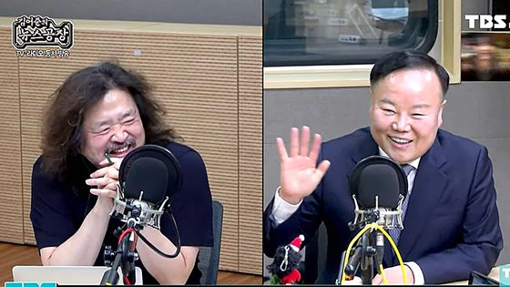 '막방' 앞둔 김어준에 '잘 가세요~'…노래 불러준 김재원