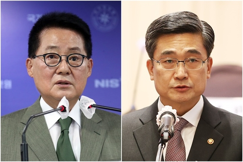 박지원(왼쪽) 전 국정원장과 서욱 전 국방장관. 서울경제DB