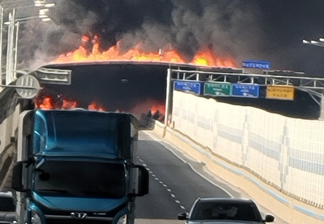 [속보] 과천 북의왕IC 부근 터널 화재…'5명 사망'