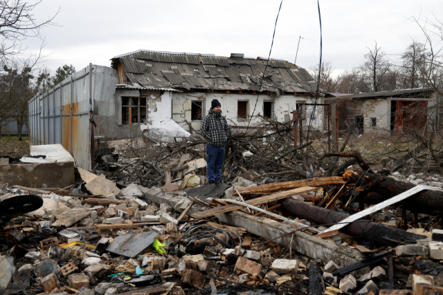 러시아 포격으로 폐허가 된 우크라 민가. 로이터연합뉴스