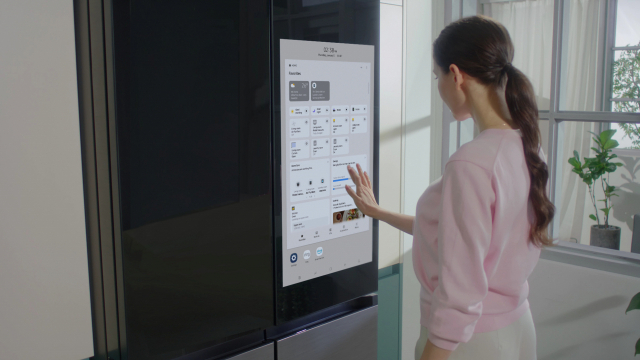 삼성전자 모델이 CES 2023에 선보이는 비스포크 냉장고 패밀리허브 제품을 체험하고 있다. 사진 제공=삼성전자