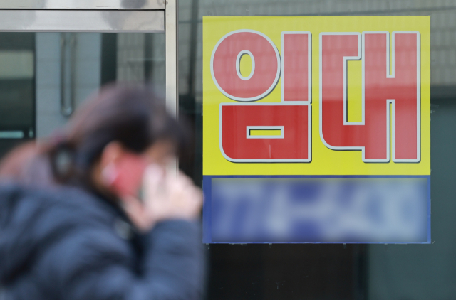 서울 중구 명동 거리의 한 상가 건물에 임대 현수막이 걸려 있는 모습. 연합뉴스