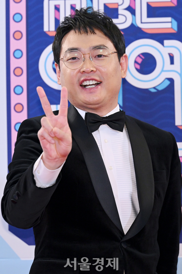 개그맨 박영진이 29일 오후 서울 마포구 상암 MBC 미디어센터에서 열린 '2022 MBC 방송연예대상' 레드카펫에서 포즈를 취하고 있다. / 사진=김규빈 기자