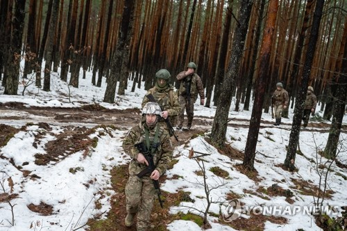 27일(현지시간) 우크라이나 군인들이 벨라루스 접경지인 지토미르에서 훈련을 받고 있다. /로이터연합뉴스