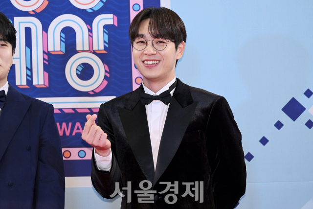 가수 이석훈이 29일 오후 서울 마포구 상암 MBC 미디어센터에서 열린 '2022 MBC 방송연예대상' 레드카펫에서 포즈를 취하고 있다. / 사진=김규빈 기자