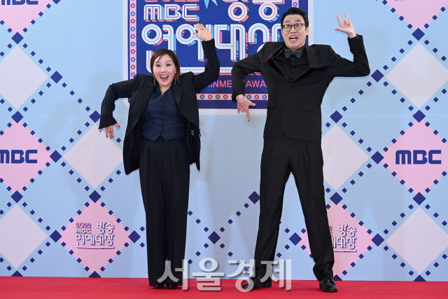 개그우먼 신봉선, 개그맨 이윤석이 29일 오후 서울 마포구 상암 MBC 미디어센터에서 열린 '2022 MBC 방송연예대상' 레드카펫에서 포즈를 취하고 있다. / 사진=김규빈 기자