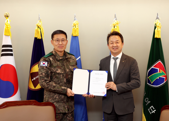 28일 서울 관악구 수도방위사령부에서 백정완(오른쪽) 대우건설 사장이 김규하 수방사령관 중장에 위문금을 전달하고 있다. 대우건설 제공