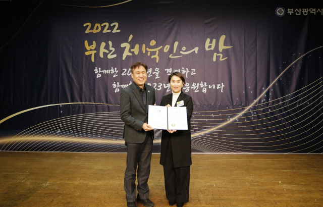 29일 열린 ‘부산 체육인의 밤’ 행사에서 조혜원(오른쪽) 메르세데스벤츠코리아 부장이 김기환 부산광역시 문화체육국장으로부터 ‘부산체육유공’ 부산광역시장 표창을 수상하고 있다. 사진 제공=메르세데스벤츠코리아