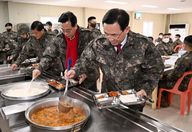 주호영 국민의힘 원내대표가 30일 경기도 연천군 5사단 수색대대에서 장병들과 점심을 먹기 위해 배식하고 있다./연천=권욱 기자 2022.12.30