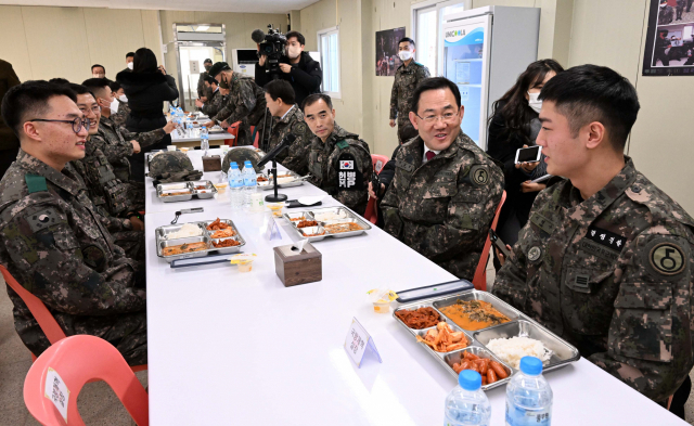 주호영 국민의힘 원내대표가 30일 경기도 연천군 5사단 수색대대 식당에서 장병들과 대화하고 있다./연천=권욱 기자 2022.12.30