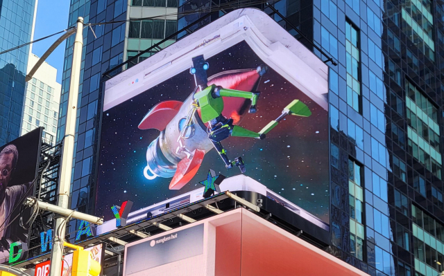 미국 뉴욕 타임스스퀘어 전광판에 ‘LG 원더박스 쇼케이스 2022’ 1위 수상작 ‘로켓 십’이 상영되고 있다. 사진 제공=LG전자