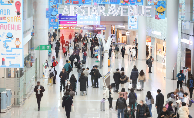 관광객으로 붐비는 인천공항 모습. 연합뉴스