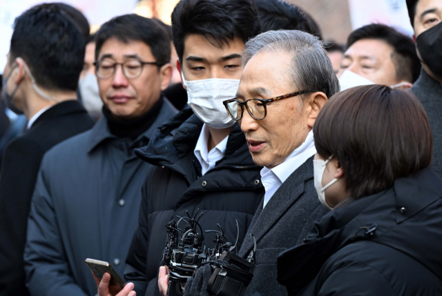 윤석열 대통령의 신년 특별사면으로 사면·복권된 이명박 전 대통령이 30일 오후 서울 강남구 논현동 자택에 도착해 대국민 메시지를 발표하고 있다. 이호재 기자