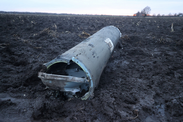 우크라이나 국경에서 약 25㎞ 떨어진 벨라루스 서남부 이바나바 지구의 하르바하에서 29일(현지 시간) 격추된 미사일 잔해가 농경지 한가운데 떨어져 있다. 로이터연합뉴스