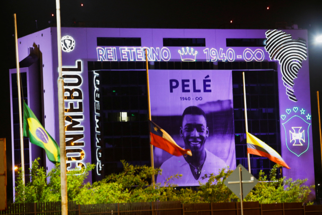 30일 파라과이의 남미축구연맹 건물이 펠레를 추모하는 이미지로 장식돼있다. 로이터연합뉴스