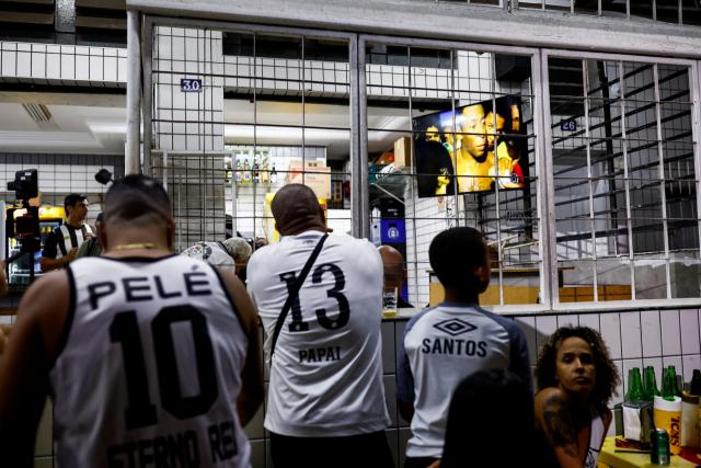 브라질 산투스의 축구 팬들이 펠레 추모를 위해 모여있다. 로이터연합뉴스