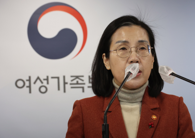 김현숙 여가부 장관이 26일 정부서울청사 브리핑실에서 학교밖 청소년 지원 강화대책을 발표하고 있다. 연합뉴스