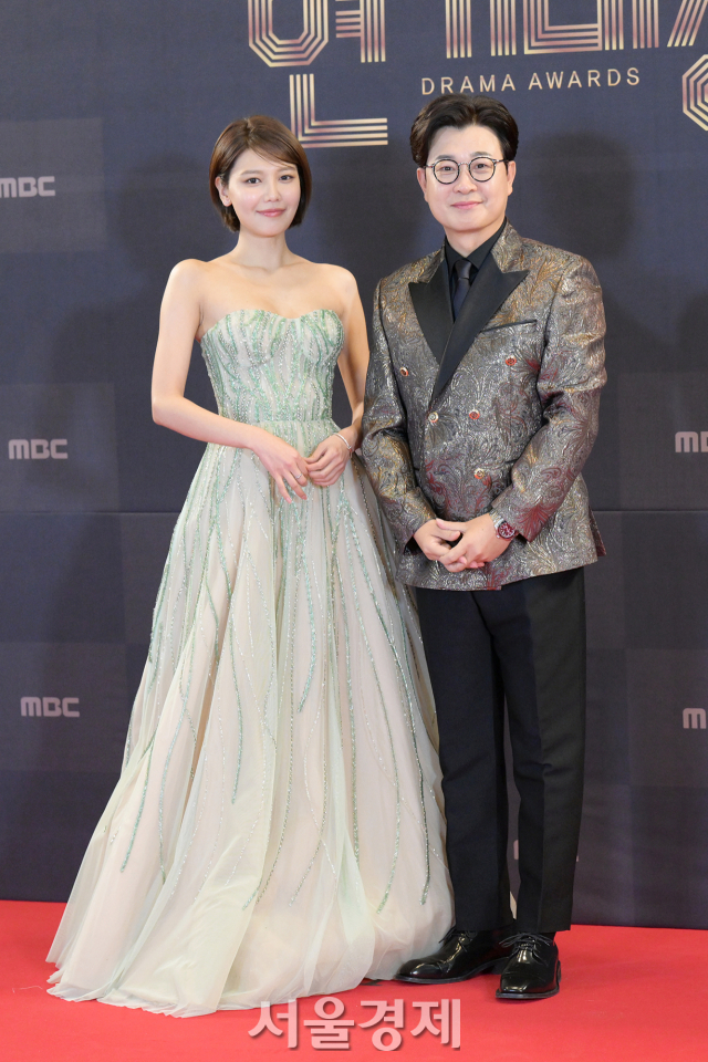 가수 겸 배우 최수영, 방송인 김성주가 30일 오후 서울 마포구 상암 MBC 미디어센터에서 열린 '2022 MBC 연기대상' 레드카펫에서 포즈를 취하고 있다. / 사진=김규빈 기자