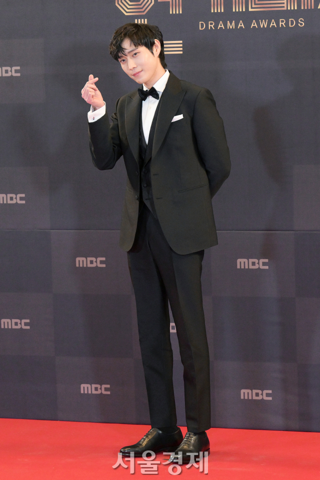 배우 김영대가 30일 오후 서울 마포구 상암 MBC 미디어센터에서 열린 '2022 MBC 연기대상' 레드카펫에서 포즈를 취하고 있다. / 사진=김규빈 기자