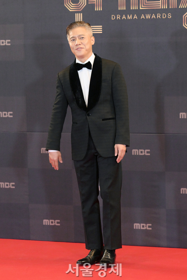 배우 박호산이 30일 오후 서울 마포구 상암 MBC 미디어센터에서 열린 '2022 MBC 연기대상' 레드카펫에서 포즈를 취하고 있다. / 사진=김규빈 기자