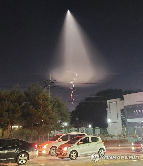 30일 오후 강원 강릉시 상공에 긴 연기 꼬리를 그리며 날아가는 빛이 포착됐다. 이 현상은 강원 곳곳은 물론 수도권과 남부 지방에서도 관측됐으며, 국방부는 이날 오후 6시 50분께 고체 추진 우주발사체 시험비행에 성공했다고 밝혔다. 연합뉴스 독자제공 사진