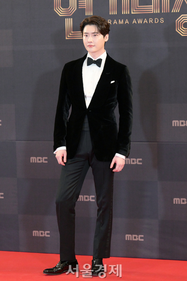 배우 이종석이 30일 오후 서울 마포구 상암 MBC 미디어센터에서 열린 '2022 MBC 연기대상' 레드카펫에서 포즈를 취하고 있다. / 사진=김규빈 기자