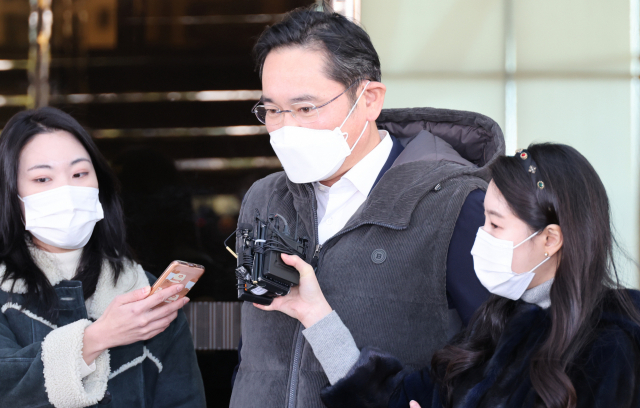 이재용 삼성전자 회장이 30일 서울김포비즈니스항공센터를 통해 귀국하면서 취재진의 질문을 받고 있다. 연합뉴스