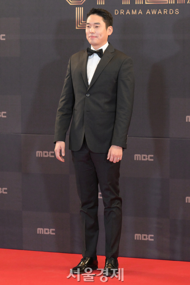 배우 최준영이 30일 오후 서울 마포구 상암 MBC 미디어센터에서 열린 '2022 MBC 연기대상' 레드카펫에서 포즈를 취하고 있다. / 사진=김규빈 기자