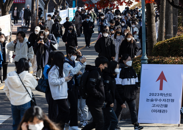 수험생들이 지난달 18일 서울 동작구 숭실대에서 논술 시험을 마치고 고사장을 빠져 나오고 있다. 연합뉴스