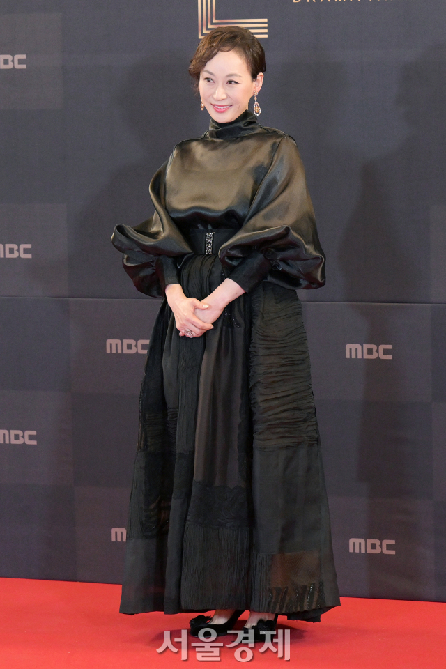 배우 우현주가 30일 오후 서울 마포구 상암 MBC 미디어센터에서 열린 '2022 MBC 연기대상' 레드카펫에서 포즈를 취하고 있다. / 사진=김규빈 기자