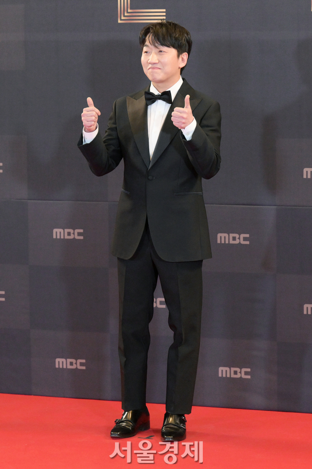 배우 이창훈이 30일 오후 서울 마포구 상암 MBC 미디어센터에서 열린 '2022 MBC 연기대상' 레드카펫에서 포즈를 취하고 있다. / 사진=김규빈 기자