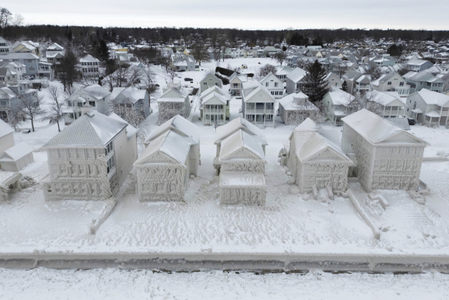 얼음으로 뒤덮인 캐나다 이리호수 인근 주택들. AP연합뉴스